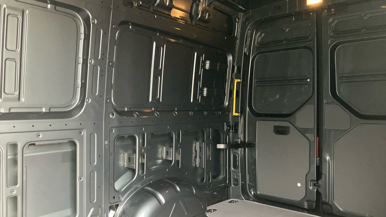 Volkswagen Crafter Cr35 Mwb Diesel Fwd 2.0 TDI 140PS Commerce Plus Low Roof Van